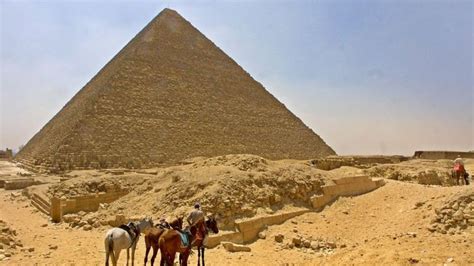 Egypt investigates pyramid nude photo shoot